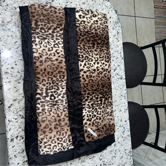 Giraffe at home Espresso Leopard
Soft Faux Fur Luxe Throw Blanket
60"x88" - Picture 2 of 4